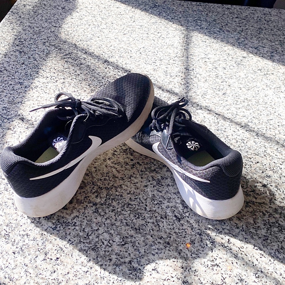 ♥️💖 Nike Women’s D16257-004 Black & White Lightweight Sneakers Size 9 - Picture 2 of 8